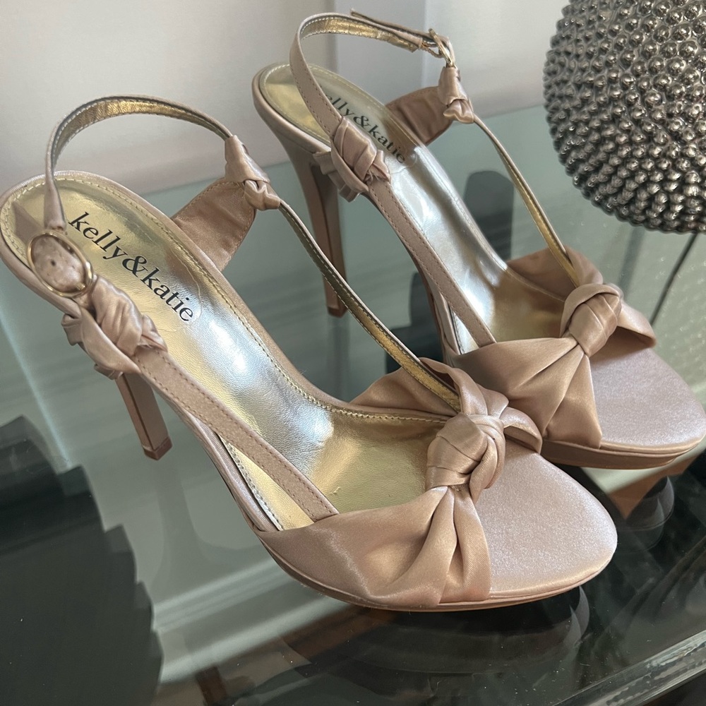 Champagne Kelly & Katie size 8 women’s satin sandal